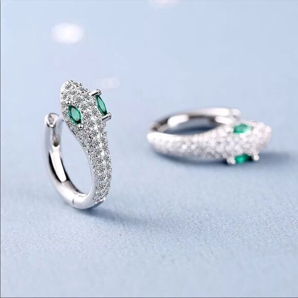 New 925 Silver Emerald Green Diamond Snake Head Earrings - Picture 5 of 8